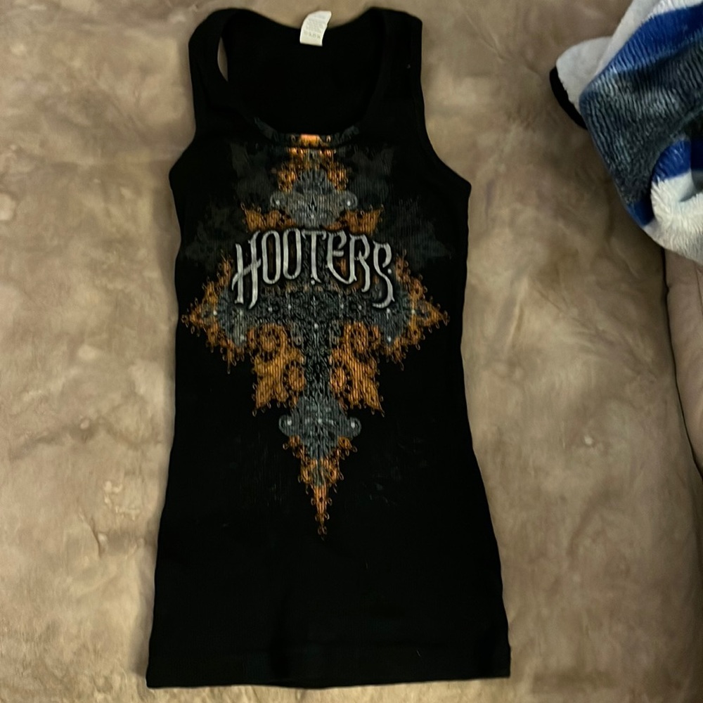Vintage hooters tank top.